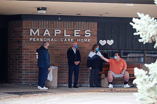 JOHN WOODS / WINNIPEG FREE PRESS
A family that expressed concern about the care at Maples Personal Care Home talks outside the Sunday, November 8, 2020. The private care home has had multiple deaths due to COVID-19.

Reporter: Thorpe