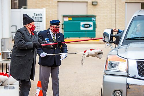 MIKAELA MACKENZIE / WINNIPEG FREE PRESS

Bill Brown (left) and Rosi Napady offer poppies and donation containers on socially-distanced poles at a poppy drive-through at the Charleswood Legion in Winnipeg on Monday, Nov. 9, 2020. Standup.

Winnipeg Free Press 2020