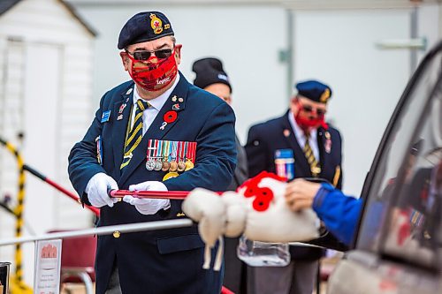 MIKAELA MACKENZIE / WINNIPEG FREE PRESS

Glen Napady offers poppies and donation containers on socially-distanced poles at a poppy drive-through at the Charleswood Legion in Winnipeg on Monday, Nov. 9, 2020. Standup.

Winnipeg Free Press 2020