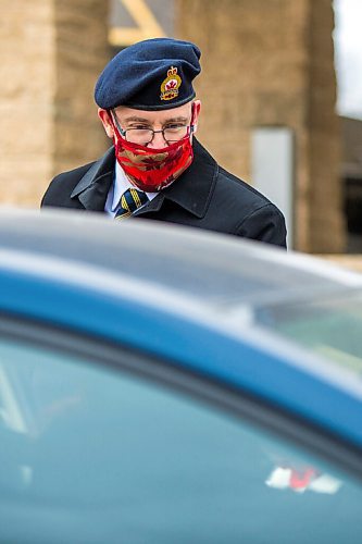 MIKAELA MACKENZIE / WINNIPEG FREE PRESS

William Terfry offers poppies and donation containers on socially-distanced poles at a poppy drive-through at the Charleswood Legion in Winnipeg on Monday, Nov. 9, 2020. Standup.

Winnipeg Free Press 2020