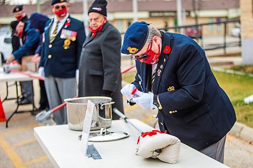 MIKAELA MACKENZIE / WINNIPEG FREE PRESS

Rosi Napady puts poppies onto the end of a pole at a poppy drive-through at the Charleswood Legion in Winnipeg on Monday, Nov. 9, 2020. Standup.

Winnipeg Free Press 2020