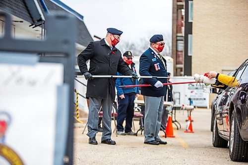 MIKAELA MACKENZIE / WINNIPEG FREE PRESS

William Terfry (left) and Glen Napady offer poppies and donation containers on socially-distanced poles at a poppy drive-through at the Charleswood Legion in Winnipeg on Monday, Nov. 9, 2020. Standup.

Winnipeg Free Press 2020