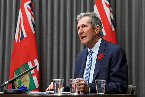 MIKE DEAL / WINNIPEG FREE PRESS
Premier Brian Pallister and Dr. Brent Roussin, chief provincial public health officer, announce that the whole province is going to code red on the pandemic response system during a Tuesday morning media conference at the Manitoba Legislative building.
201110 - Tuesday, November 10, 2020.