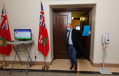 MIKE DEAL / WINNIPEG FREE PRESS
Premier Brian Pallister and Dr. Brent Roussin, chief provincial public health officer, announce that the whole province is going to code red on the pandemic response system during a Tuesday morning media conference at the Manitoba Legislative building.
201110 - Tuesday, November 10, 2020.