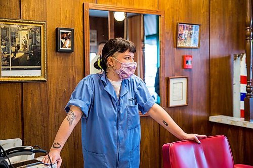 MIKAELA MACKENZIE / WINNIPEG FREE PRESS

Jasmine Moran waits for her next client at Waltz On In barber shop, which will have to close on Thursday according to lockdown restrictions, in Winnipeg on Tuesday, Nov. 10, 2020. For Temur story.

Winnipeg Free Press 2020