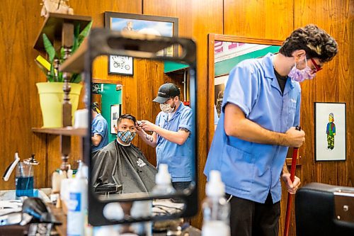MIKAELA MACKENZIE / WINNIPEG FREE PRESS

Ari Jakobson cuts Viet Bui's hair as Adam Woodbury sweeps up at Waltz On In barber shop, which will have to close on Thursday according to lockdown restrictions, in Winnipeg on Tuesday, Nov. 10, 2020. For Temur story.

Winnipeg Free Press 2020