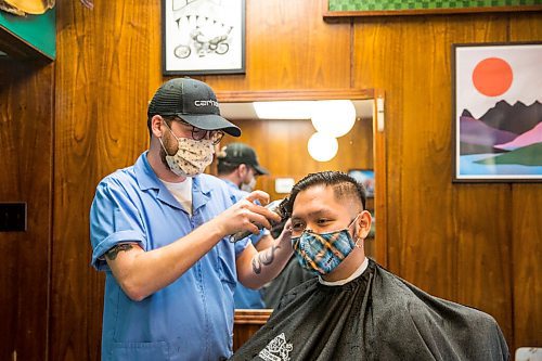 MIKAELA MACKENZIE / WINNIPEG FREE PRESS

Ari Jakobson cuts Viet Bui's hair at Waltz On In barber shop, which will have to close on Thursday according to lockdown restrictions, in Winnipeg on Tuesday, Nov. 10, 2020. For Temur story.

Winnipeg Free Press 2020