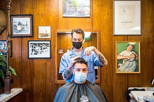 MIKAELA MACKENZIE / WINNIPEG FREE PRESS

Walter Spooner cuts David Aisicovich's hair at Waltz On In barber shop, which will have to close on Thursday according to lockdown restrictions, in Winnipeg on Tuesday, Nov. 10, 2020. For Temur story.

Winnipeg Free Press 2020