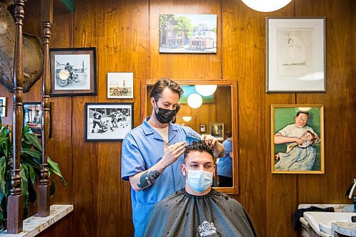 MIKAELA MACKENZIE / WINNIPEG FREE PRESS

Walter Spooner cuts David Aisicovich's hair at Waltz On In barber shop, which will have to close on Thursday according to lockdown restrictions, in Winnipeg on Tuesday, Nov. 10, 2020. For Temur story.

Winnipeg Free Press 2020