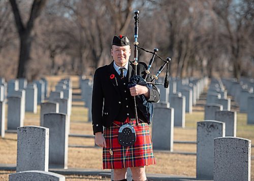 Mike Sudoma / Winnipeg Free Press
Nathan Mitchell of the Winnipeg police Pipe Band prior to a Remembrance day performance at Brookside Cemetarys Stone of Remembrance Wednesday morning
November 11, 2020