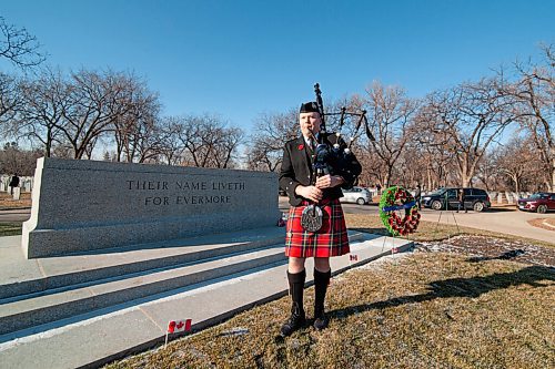 Mike Sudoma / Winnipeg Free Press
Nathan Mitchell of the Winnipeg police Pipe Band warms up his bagpipes prior to a Remembrance day performance at Brookside Cemetarys Stone of Remembrance Wednesday morning
November 11, 2020