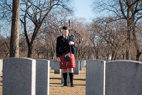 Mike Sudoma / Winnipeg Free Press
Nathan Mitchell of the Winnipeg police Pipe Band takes a minute to pay his respects among the gravestones in Brookside Cemetarys Field of Honour prior to a Remembrance day performance Wednesday morning
November 11, 2020