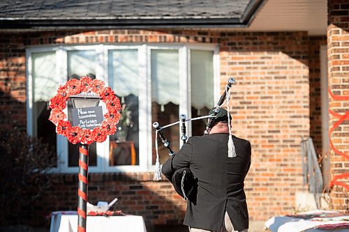 Mike Sudoma / Winnipeg Free Press
Bag Piper Joe Smith surprises Bill Neil with a Remembrance Day performance on his doorstep Wednesday morning.  
November 11, 2020