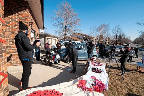 Mike Sudoma / Winnipeg Free Press
The neighbourhood listens as Bill Neil gives a speech after a surprise Remembrance Day bagpipe performance by Joe Smith Wednesday morning
November 11, 2020