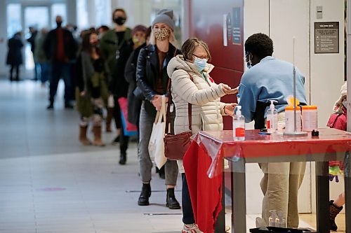 JOHN WOODS / WINNIPEG FREE PRESS
Shoppers hit the stores at Kildonan Place in Winnipeg Wednesday, November 11, 2020. COVID-19 lock-down kicks in tomorrow.

Reporter: Jay