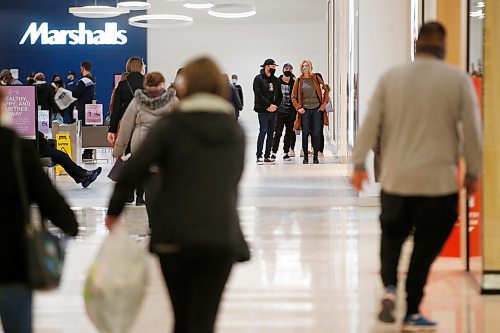 JOHN WOODS / WINNIPEG FREE PRESS
Shoppers hit the stores at Kildonan Place in Winnipeg Wednesday, November 11, 2020. COVID-19 lock-down kicks in tomorrow.

Reporter: Jay