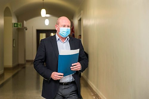 MIKAELA MACKENZIE / WINNIPEG FREE PRESS

Dr. Brent Roussin, chief public health officer, walks in to speak to the media at the Manitoba Legislative Building in Winnipeg on Thursday, Nov. 12, 2020. For Carol Sanders story.

Winnipeg Free Press 2020