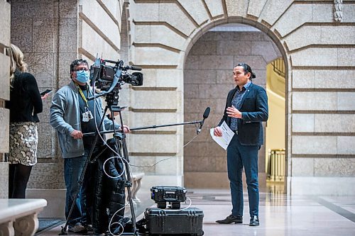 MIKAELA MACKENZIE / WINNIPEG FREE PRESS

NDP leader Wab Kinew reacts to the pandemic restrictions and recommendations at the Manitoba Legislative Building in Winnipeg on Thursday, Nov. 12, 2020. For Carol Sanders story.

Winnipeg Free Press 2020