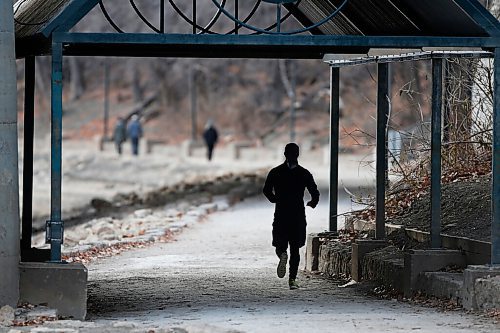 JOHN WOODS / WINNIPEG FREE PRESS
People make their way through a near empty Forks in Winnipeg Sunday, November 15, 2020. 

Reporter: Standup