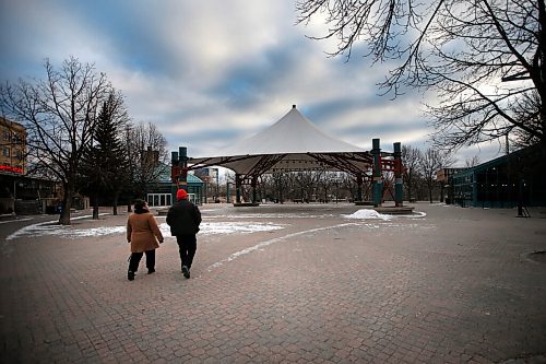 JOHN WOODS / WINNIPEG FREE PRESS
A couple makes their way through a near empty Forks in Winnipeg Sunday, November 15, 2020. 

Reporter: Standup