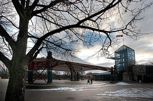 JOHN WOODS / WINNIPEG FREE PRESS
A couple makes their way through a near empty Forks in Winnipeg Sunday, November 15, 2020. 

Reporter: Standup