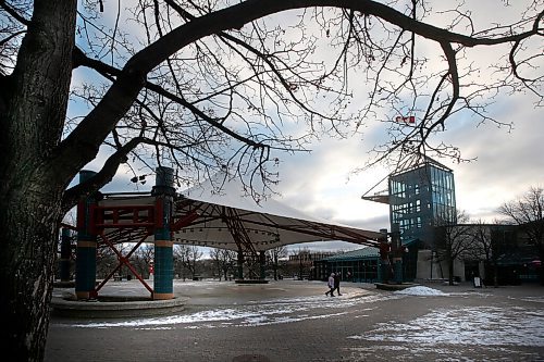 JOHN WOODS / WINNIPEG FREE PRESS
A couple makes their way through a near empty Forks in Winnipeg Sunday, November 15, 2020. 

Reporter: Standup