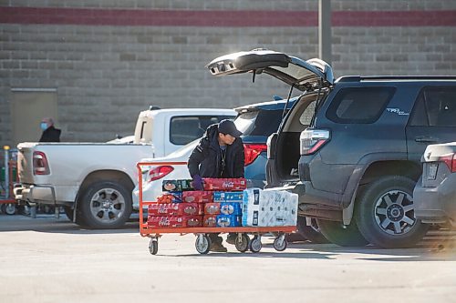 Mike Sudoma / Winnipeg Free Press
A Costco shopper unloads their full shopping cart as they stock up during the code red lockdown in Winnipeg Monday afternoon
November 16, 2020