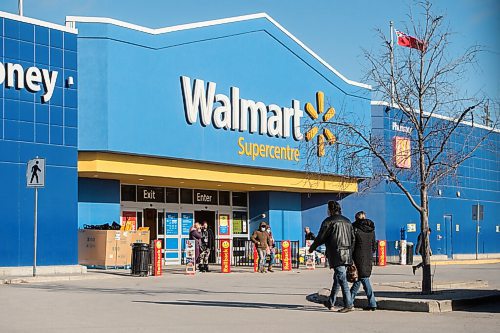 Mike Sudoma / Winnipeg Free Press
Shoppers head in and out of Walmart as they shop during the code red lockdown in Winnipeg Monday afternoon
November 16, 2020