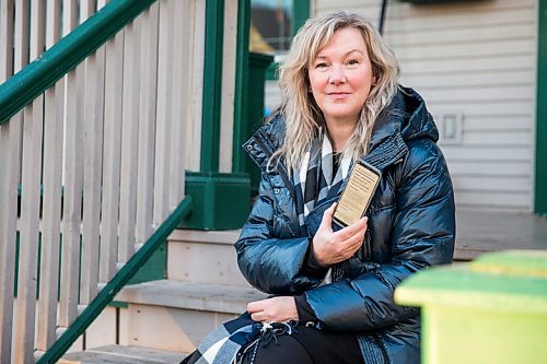 MIKAELA MACKENZIE / WINNIPEG FREE PRESS

Shawna Farris, one of the organizers of a letter signed by 400 parents and addressed to the provincial government supporting the requests made by the Manitoba Teacher's Society, poses for a photo at her home in Winnipeg on Monday, Nov. 16, 2020. For Kellen story.

Winnipeg Free Press 2020