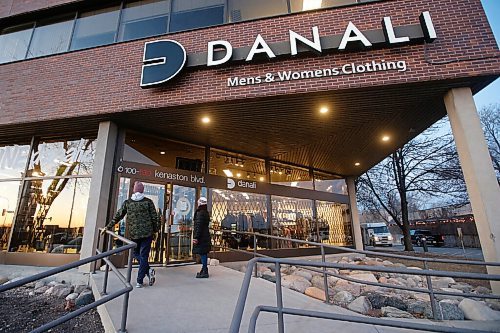 JOHN WOODS / WINNIPEG FREE PRESS
People are turned away at Danali clothing store which is closed due to COVID-19 restrictions in Winnipeg Monday, November 16, 2020. 

Reporter: ?