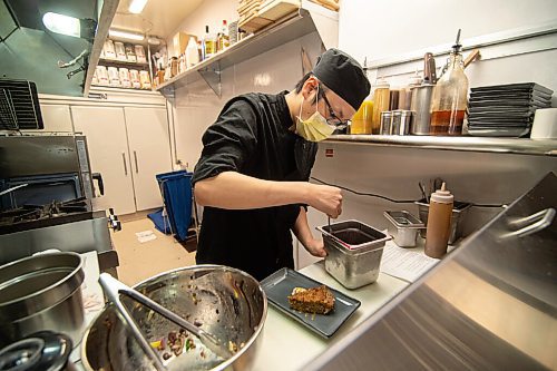 Mike Sudoma / Winnipeg Free Press
Chef, Diyang Zhou puts the finishing touches on a slice of Bistro on Notre Dames Chess Pie, Monday morning.
November 16, 2020