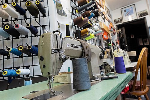 JESSE BOILY  / WINNIPEG FREE PRESS
The tailor shop at Hanford-Drewitt, a  clothing store for men that has been in business since 1948. Tuesday, Nov. 17, 2020.
Reporter: Dave Sanderson