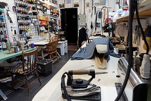 JESSE BOILY  / WINNIPEG FREE PRESS
The tailor shop at Hanford-Drewitt, a  clothing store for men that has been in business since 1948. Tuesday, Nov. 17, 2020.
Reporter: Dave Sanderson