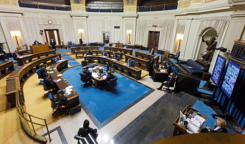 MIKE DEAL / WINNIPEG FREE PRESS
Monitors display the majority of MLAs taking part in question period in a mostly empty Manitoba Legislative Assembly, Tuesday afternoon.
201117 - Tuesday, November 17, 2020.