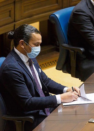 MIKE DEAL / WINNIPEG FREE PRESS
Leader of the Opposition NDP Wab Kinew takes notes during question period in the Manitoba Legislative Assembly, Tuesday afternoon.
201117 - Tuesday, November 17, 2020.