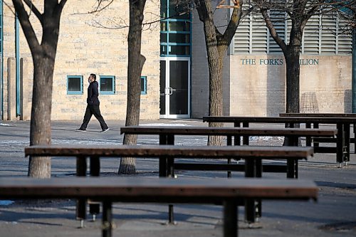 JOHN WOODS / WINNIPEG FREE PRESS
The Forks traffic has dropped dramatically during COVID-19 red restrictions in Winnipeg Tuesday, November 17, 2020. 

Reporter: Ben