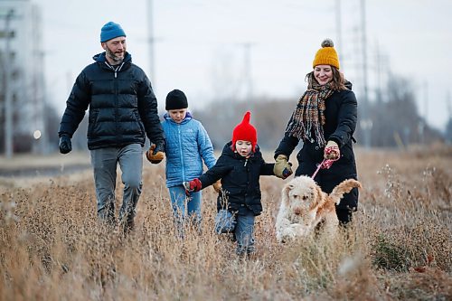 JOHN WOODS / WINNIPEG FREE PRESS
Stacy Cardigan Smith and her partner Casey Norman with their children Eddy and Greta and their dog Murray take a walk in Winnipeg Tuesday, November 17, 2020. 

Reporter: Sabrina