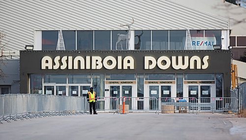 MIKE DEAL / WINNIPEG FREE PRESS
The Walk-In Testing Site at the Assiniboia Downs, 3975 Portage Avenue, Wednesday morning.
201118 - Wednesday, November 18, 2020.