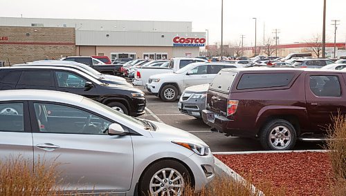 MIKE DEAL / WINNIPEG FREE PRESS
The Costco at 1315 St James Street Wednesday afternoon with a fair number of cars in the parking lot.
201118 - Wednesday, November 18, 2020.