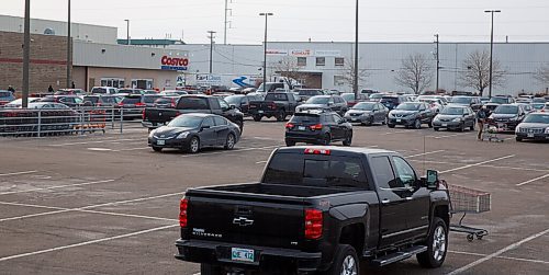 MIKE DEAL / WINNIPEG FREE PRESS
The Costco at 1315 St James Street Wednesday afternoon with a fair number of cars in the parking lot.
201118 - Wednesday, November 18, 2020.