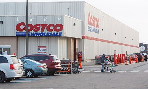 MIKE DEAL / WINNIPEG FREE PRESS
The Costco at 1315 St James Street Wednesday afternoon with a fair number of cars in the parking lot.
201118 - Wednesday, November 18, 2020.
