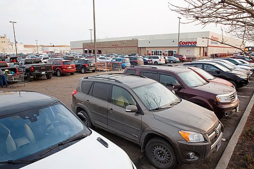 MIKE DEAL / WINNIPEG FREE PRESS
The Costco at 1315 St James Street Wednesday afternoon with a fair number of cars in the parking lot.
201118 - Wednesday, November 18, 2020.