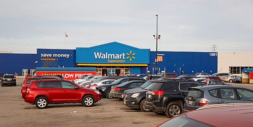 MIKE DEAL / WINNIPEG FREE PRESS
The Walmart at 1001 Empress Street Wednesday afternoon with a fair number of cars in the parking lot.
201118 - Wednesday, November 18, 2020.