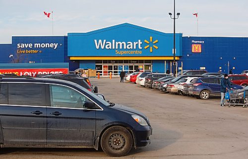 MIKE DEAL / WINNIPEG FREE PRESS
The Walmart at 1001 Empress Street Wednesday afternoon with a fair number of cars in the parking lot.
201118 - Wednesday, November 18, 2020.