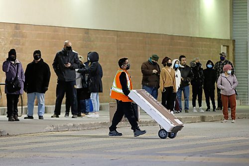 JOHN WOODS / WINNIPEG FREE PRESS
Big screen TV is bought as people lineup outside at BestBuy, Polo Park, in Winnipeg Thursday, November 19, 2020. Essential items only can be purchased in Manitoba starting at midnight due to COVID-19 restrictions.

Reporter: ?