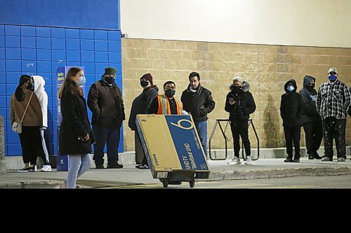 JOHN WOODS / WINNIPEG FREE PRESS
Big screen TV is bought as people lineup outside at BestBuy, Polo Park, in Winnipeg Thursday, November 19, 2020. Essential items only can be purchased in Manitoba starting at midnight due to COVID-19 restrictions.

Reporter: ?