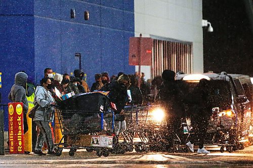 JOHN WOODS / WINNIPEG FREE PRESS
People extra with loaded carts as others lineup outside at Walmart, Polo Park, in Winnipeg Thursday, November 19, 2020. Essential items only can be purchased in Manitoba starting at midnight due to COVID-19 restrictions.

Reporter: ?