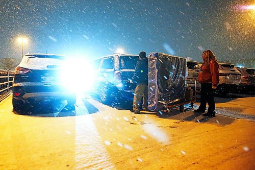 JOHN WOODS / WINNIPEG FREE PRESS
A couple prepares to load their mattress outside Costco, Polo Park, in Winnipeg Thursday, November 19, 2020. Essential items only can be purchased in Manitoba starting at midnight due to COVID-19 restrictions.

Reporter: ?
