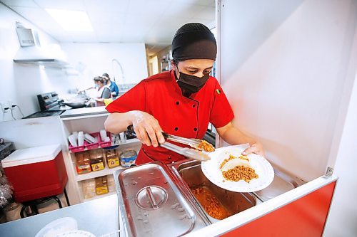 JOHN WOODS / WINNIPEG FREE PRESS
Betty Calderon-Villasenor of the BMC Market on Osborne makes some tacos and quesadillas  in her restaurant in Winnipeg Thursday, November 19, 2020. 

Reporter: Eva