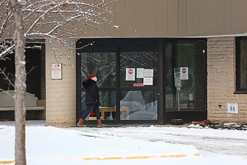 MIKE DEAL / WINNIPEG FREE PRESS
People enter the Golden Links Lodge at 2280 St. Marys Road Friday morning. 
201119 - Friday, November 19, 2020.